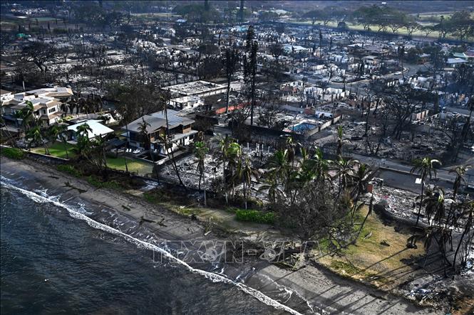 Nhiều ngôi nhà bị thiêu rụi trong vụ cháy rừng tại Maui, Hawaii, Mỹ, ngày 10/8/2023. Ảnh: AFP/TTXVN