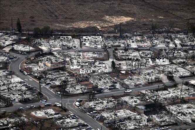 Nhiều ngôi nhà bị thiêu rụi trong vụ cháy rừng tại Maui, Hawaii, Mỹ, ngày 10/8/2023. Ảnh: AFP/TTXVN