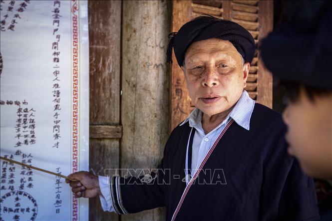 Ông Lý Văn Hềnh, xã Cao Sơn (Đà Bắc) mở các lớp học miễn phí truyền dạy cho bà con biết đọc, viết chữ Nôm - Dao cổ. Ảnh: Trọng Đạt - TTXVN
