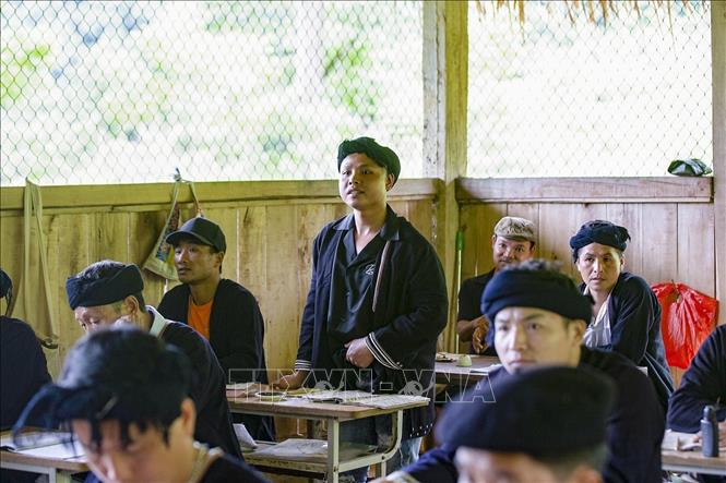 Trong ảnh: Học viên tại lớp học chữ Nôm - Dao của ông Lý Văn Hềnh. Ảnh: Trọng Đạt - TTXVN
