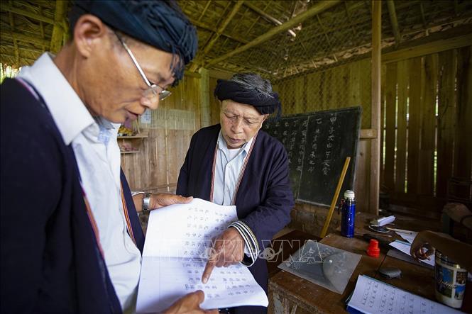 Trong ảnh: Ông Lý Văn Hềnh luôn tận tình chỉ dạy cho các học viên với mong muốn duy nhất là các thế hệ sau hiểu biết về ngôn ngữ, chữ viết, tập tục của người Dao Tiền. Ảnh: Trọng Đạt - TTXVN
