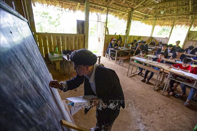Trong ảnh: Tuy tuổi cao, hàng ngày ông Hềnh vẫn đi đến các điểm mở lớp tại các địa phương trong huyện để truyền dạy về tri thức bản địa cho đồng bào dân tộc Dao. Ảnh: Trọng Đạt - TTXVN
