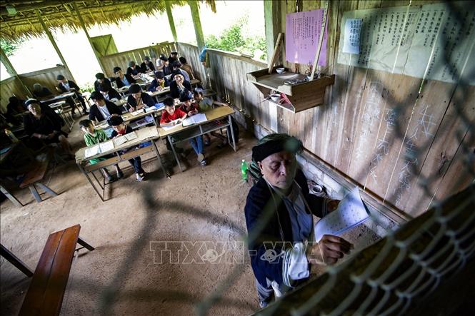 Trong ảnh: Tại lớp học, các học viên không chỉ được học về chữ viết Dao cổ mà còn học các làn điệu dân ca Dao Tiền như: hát Khía, hát đối đáp giao duyên và hát trong các lễ làm đám tâm linh dân tộc Dao. Ảnh: Trọng Đạt - TTXVN
