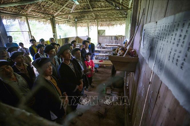 Trong ảnh: Nghi lễ truyền thống được ông Hềnh và các học viên thực hiện ngay khi bắt đầu vào học trước ban thờ được đặt tại lớp. Ảnh: Trọng Đạt - TTXVN
