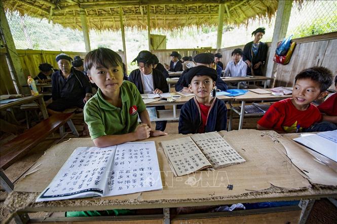 Trong ảnh: Các em nhỏ Dao Tiền ở bản Sưng luôn là những học viên hứng thú và tập trung nhất của lớp học chữ Nôm -Dao của ông Hềnh. Ảnh: Trọng Đạt - TTXVN
