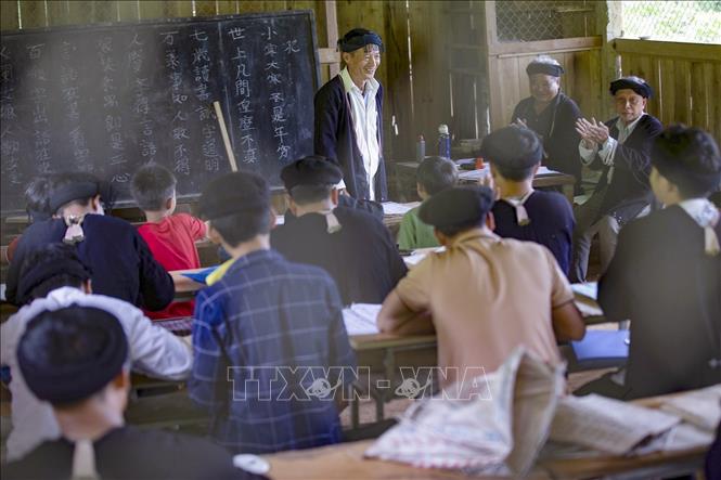 Trong ảnh: Khoảnh khắc kiểm tra kiến thức của học viên tại lớp học của ông Lý Văn Hềnh. Ảnh: Trọng Đạt - TTXVN
