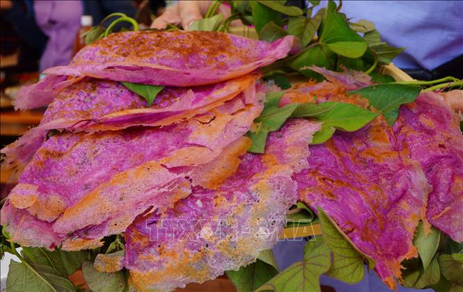 Trong ảnh: Bánh xèo và nhiều món ăn ngon khác được chế biến từ khoai lang. Ảnh: Nhựt An - TTXVN