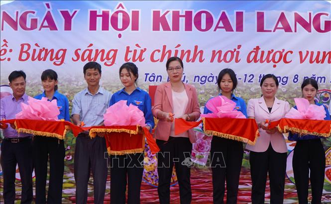 Trong ảnh: Các đại biểu thực hiện nghi thức khai mạc Ngày hội khoai lang tại huyện Châu Thành (Đồng Tháp). Ảnh: Nhựt An - TTXVN