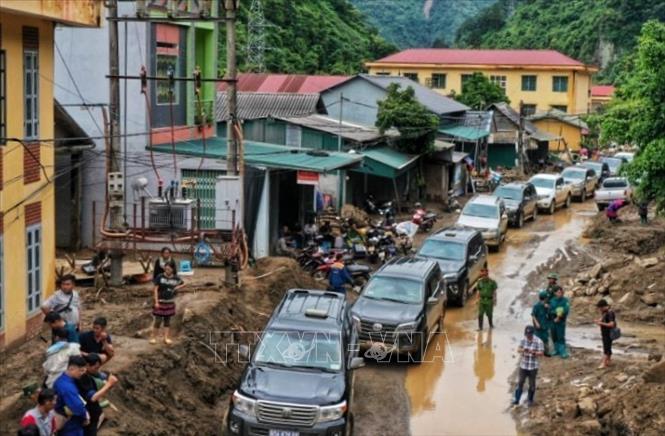 Quốc lộ 32 thông xe đáp ứng nhu cầu đi lại của người dân và phục vụ cho công tác khắc phục hậu quả mưa lũ. Ảnh: Tuấn Anh-TTXVN