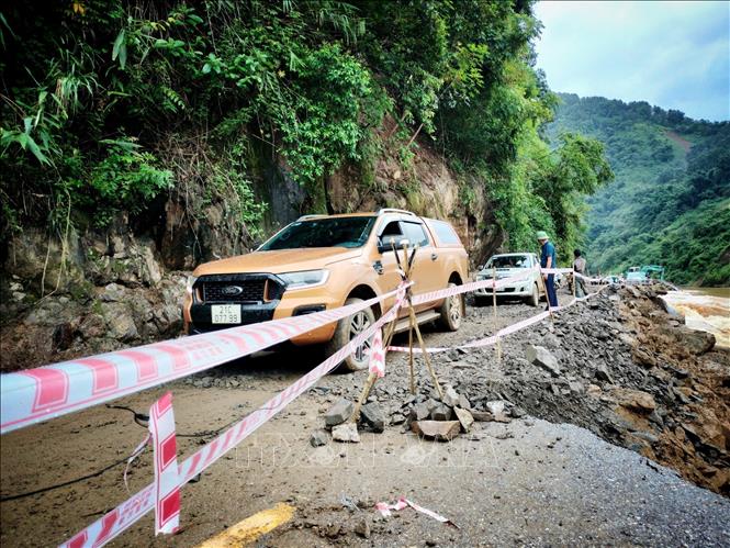Quốc lộ 32 thông xe đáp ứng nhu cầu đi lại của người dân và phục vụ cho công tác khắc phục hậu quả mưa lũ. Ảnh: Tuấn Anh-TTXVN
