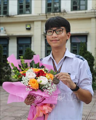 Em Trương Phi Hùng đoạt Huy chương Bạc Olympic Vật lí Châu Âu. Ảnh: Danh Lam - TTXVN
