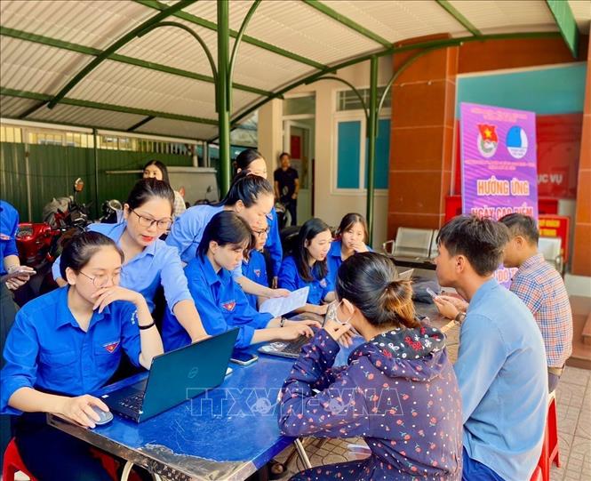 Đoàn viên thanh niên hỗ trợ người dân thực hiện dịch vụ công trực tuyến. Ảnh: TTXVN phát