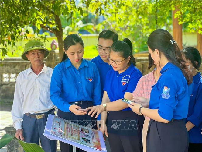 Các tổ chuyển đổi số cộng đồng của Thành đoàn Hà Tĩnh tích cực hỗ trợ người dân. Ảnh: TTXVN phát