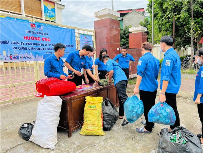 Đoàn viên thanh niên huyện Hương Sơn (Hà Tĩnh) hưởng ứng chiến sĩ tình nguyện vì đô thị văn minh. Ảnh: TTXVN phát