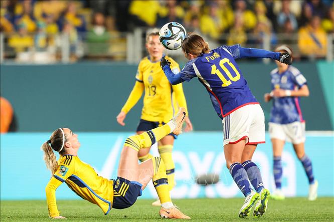 Pha tranh bóng giữa tiền vệ Thụy Điển Kosovare Asllani (trái) với tiền vệ Nhật Bản Fuka Nagano (phải) trong trận đấu. Ảnh: AFP/TTXVN