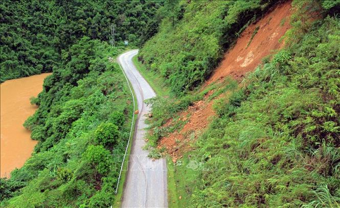 Sạt lở đất, đá tại một số điểm trên tuyến Quốc lộ 279D, thuộc huyện Mường La. Ảnh: Quang Quyết - TTXVN