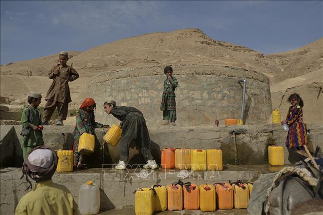 Trẻ em lấy nước sinh hoạt tại bể trữ nước ở tỉnh Badghis, Afghanistan. Ảnh: AFP/TTXVN