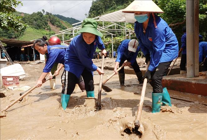 Đoàn viên thanh niên tham gia dọn dẹp bùn đất tại trường Phổ Thông dân tộc bán trú TH và THCS xã Hồ Bốn, huyện Mù Cang Chải. Ảnh: Tuấn Anh - TTXVN