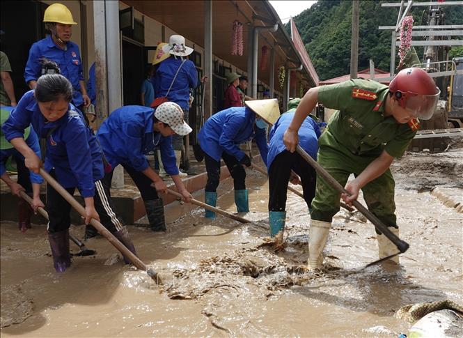 Lực lượng đoàn thanh niên và công an tham gia dọn dẹp bùn đất tại trường Phổ Thông dân tộc bán trú TH và THCS xã Hồ Bốn. Ảnh: Tuấn Anh - TTXVN