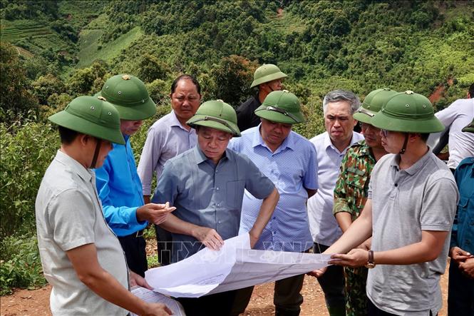 Bí thư Tỉnh ủy Yên Bái Đỗ Đức Duy kiểm tra khu vực dự tính tái định cư mới cho các hộ mất nhà cửa và di dời khẩn cấp tại bản Hồng Nhì Lá, xã Lao Chải. Ảnh: Tuấn Anh - TTXVN