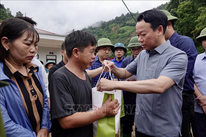 Bí thư Tỉnh ủy Yên Bái Đỗ Đức Duy thăm hỏi, động viên, trao hỗ trợ cho các gia đình bị ảnh hưởng do mưa lũ ở bản Trống Là, xã Hồ Bốn. Ảnh: Tuấn Anh - TTXVN