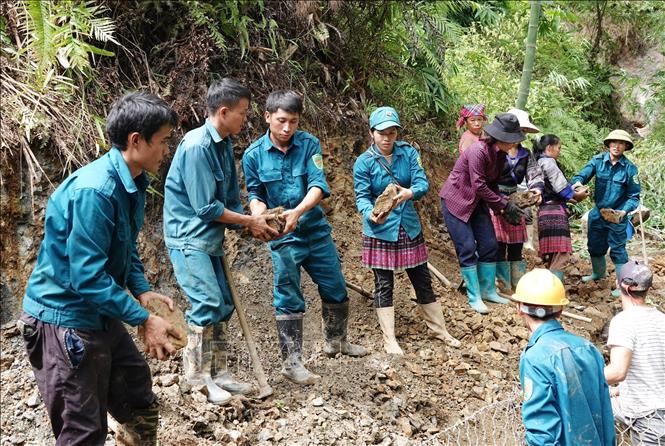 Lực lượng dân quân các xã và nhân dân tập trung khắc phục các tuyến đường bị sạt lở tại bản Đề Sủa, xã Lao Chải. Ảnh: Tuấn Anh - TTXVN