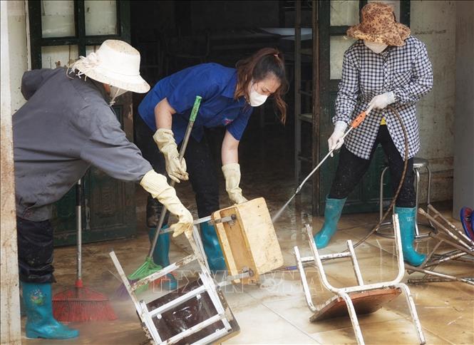 Lực lượng đoàn thanh niên dọn dẹp phòng học tại trường Phổ Thông dân tộc bán trú TH và THCS xã Hồ Bốn. Ảnh: Tuấn Anh - TTXVN
