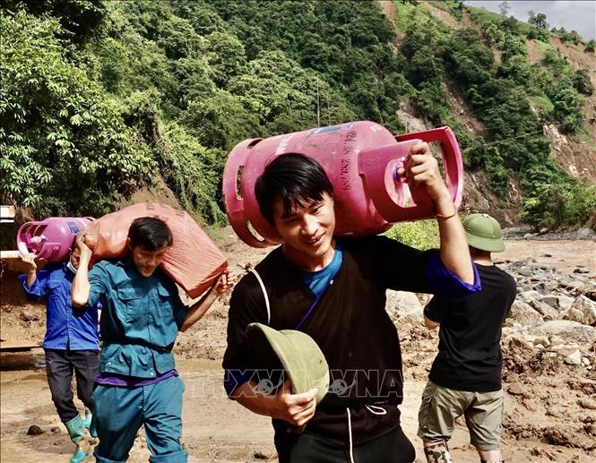 Đoàn thanh niên và dân quân xã Chế Tạo trên đường đi hỗ trợ xã Hồ Bốn. Ảnh: Tuấn Anh - TTXVN
