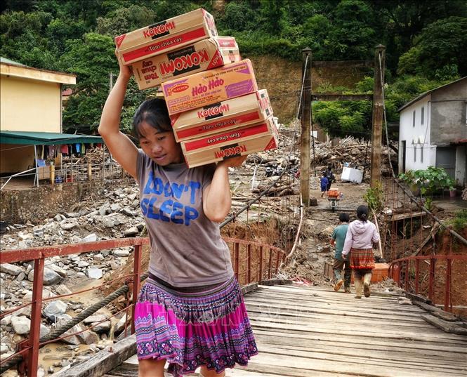 Một người dân xã Hồ Bốn nhận hàng cứu trợ. Ảnh: Tuấn Anh - TTXVN