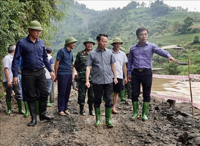 Bí thư Tỉnh ủy Yên Bái Đỗ Đức Duy kiểm tra sau khi thông tuyến quốc lộ 32. Ảnh: Tuấn Anh - TTXVN