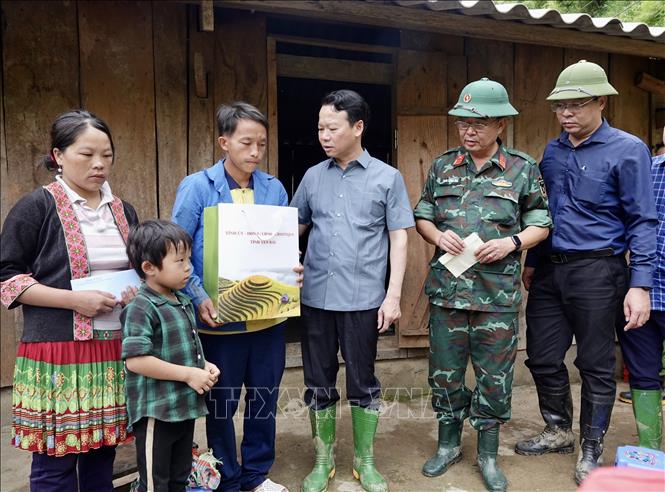 Bí thư Tỉnh ủy Yên Bái Đỗ Đức Duy trao quà hỗ trợ động viên vợ chồng anh Cứ A Sinh ở xã Khao Mang - là gia đình có 2 cháu nhỏ thiệt mạng trong đợt mưa lũ. Ảnh: Tuấn Anh - TTXVN