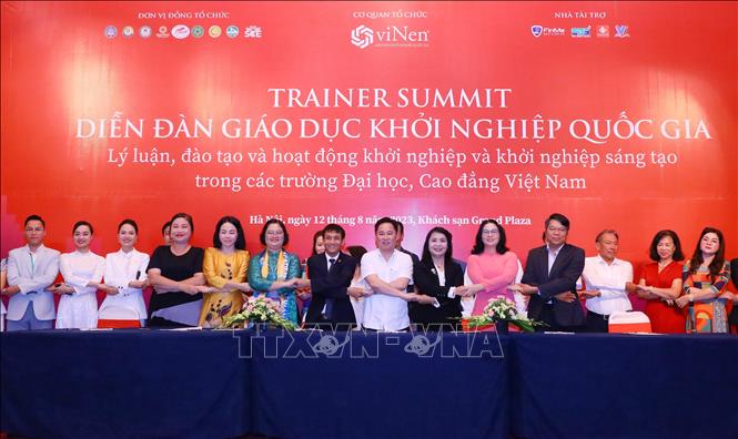  Lễ ký kết thỏa thuận hợp tác giữa Hiệp hội Khởi nghiệp Quốc gia cùng các trường đại học, cao đẳng và doanh nghiệp. Ảnh: Văn Điệp – TTXVN