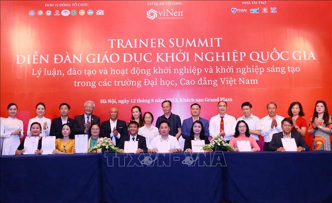  Lễ ký kết thỏa thuận hợp tác giữa Hiệp hội Khởi nghiệp Quốc gia cùng các trường đại học, cao đẳng và doanh nghiệp. Ảnh: Văn Điệp – TTXVN