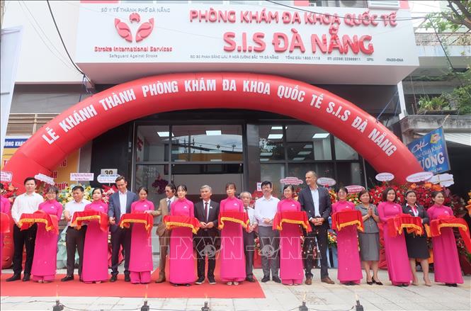 Lễ cắt băng khánh thành phòng khám đa khoa quốc tế S.I.S Đà Nẵng. Ảnh: Văn Dũng- TTXVN