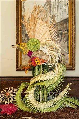 Chú chim thiên đường lung linh, được quấn trong những chiếc lá bện theo nghệ thuật Janur truyền thống của các nghệ nhân Indonesia. Ảnh: TTXVN phát