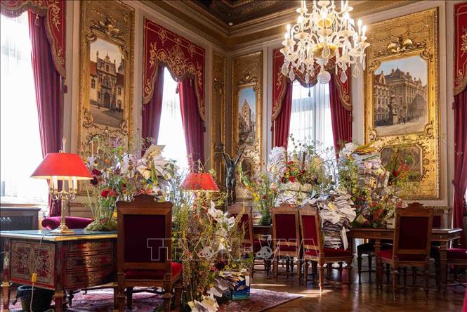 Tác phẩm hoa trang trí trong phòng làm việc của một Phó Thị trưởng Brussels. Ảnh: TTXVN phát