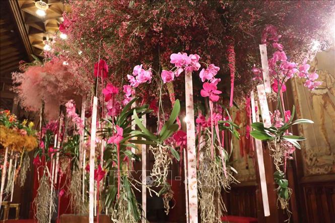 Hoa trang trí trong phòng khánh tiết- Tòa Thị chính Brussels. Ảnh: Hương Giang - PV TTXVN tại Bỉ 