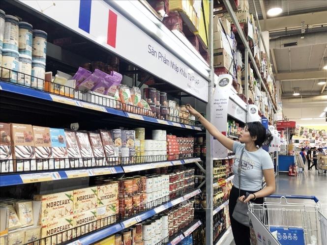 Khách hàng nước ngoài tìm mua hàng hóa nhập khẩu từ Pháp tại MM Mega Market An Phú, Thành phố Hồ Chí Minh. Ảnh: Mỹ Phương - TTXVN