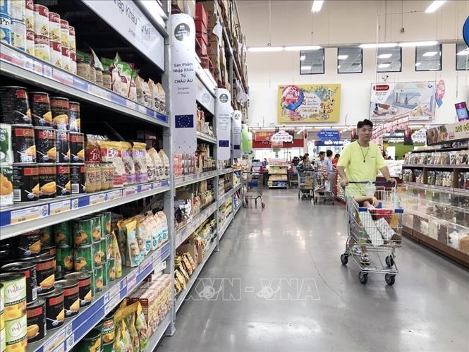 Đa dạng ngành hàng và chủng loại hàng hóa nhận khẩp từ châu Âu được kinh doanh tại kênh bán lẻ hiện đại Thành phố Hồ Chí Minh. Ảnh: Mỹ Phương - TTXVN.