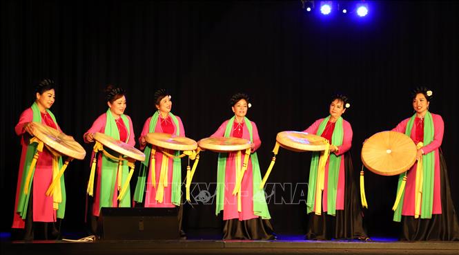 Một nhóm nhạc cộng đồng người Việt tới biểu diễn chào mừng Trại hè 2023. Ảnh: Mạnh Hùng - PV TTXVN tại Đức.