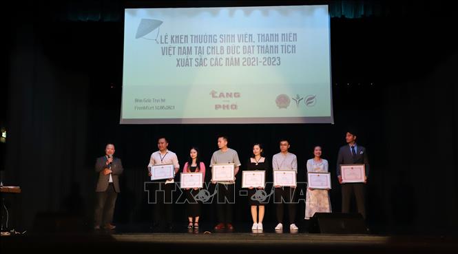 Trong ảnh: Ông Phan Quang Văn (ngoài cùng bên trái) trao Giấy khen của Đại sứ cho các bạn trẻ có thành tích xuất sắc. Ảnh: Mạnh Hùng - PV TTXVN tại Đức.