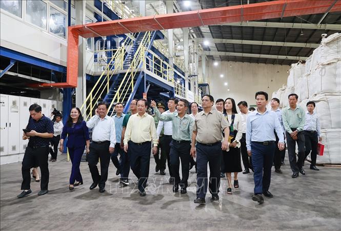 Thủ tướng Phạm Minh Chính thăm Nhà máy chế biến gạo của Công ty TNHH lúa, gạo Việt Nam. Ảnh: Dương Giang-TTXVN
