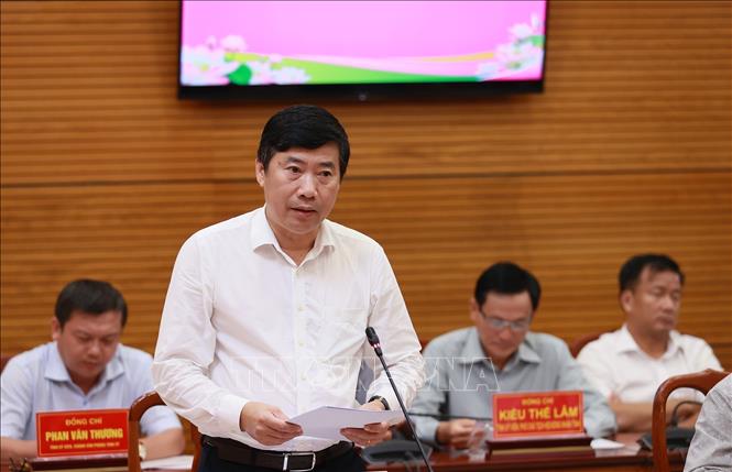Chủ tịch UBND tỉnh Đồng Tháp Phạm Thiện Nghĩa báo cáo tinh hình kinh tế-xã hội của tỉnh. Ảnh: Dương Giang-TTXVN
