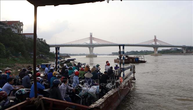Sau hơn 30 năm  phục vụ hành khách qua sông, phà Đức Bác sẽ ngừng hoạt động, khi  Cầu Vĩnh Phú  chính thức đưa vào hoạt động. Ảnh: Hoàng Hùng -TTXVN