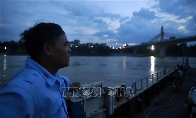 Là thủy thủ trên phà Đức Bác hơn 30 năm, anh Bùi Liên Hoàn (Lâm Thao, Phú Thọ) tâm sự sẽ rất nhớ công việc và những kỉ niệm trên phà Đức Bác khi phà ngừng hoạt động. Ảnh: Hoàng Hùng -TTXVN