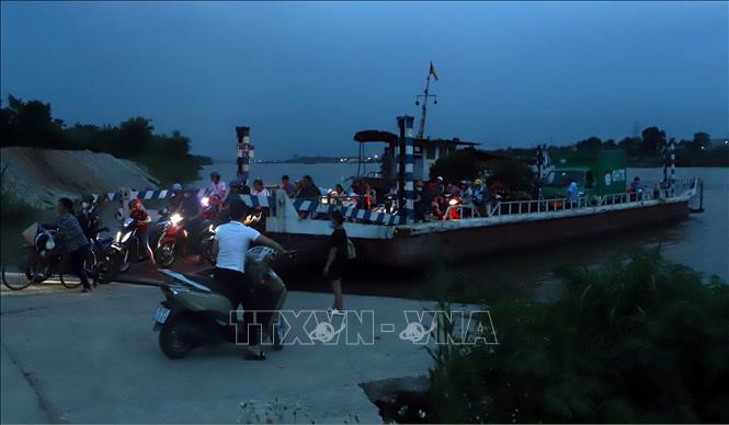 Phà Đức Bác ngày đêm xuôi ngược đôi dòng sông Lô kết nối 2 tỉnh Vĩnh Phúc – Phú Thọ phục vụ đưa người và phương tiện qua sông. Ảnh: Hoàng Hùng -TTXVN