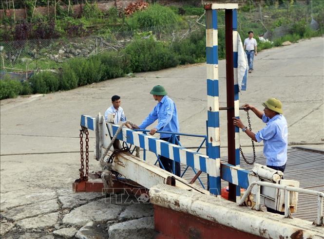 Những thủy thủ phà Đức Bác nhiều năm gắn bó với công việc tại bến phà sẽ phải chuyển sang công việc mới sau khi cầu Vĩnh Phú đi vào hoạt động. Ảnh: Hoàng Hùng -TTXVN
