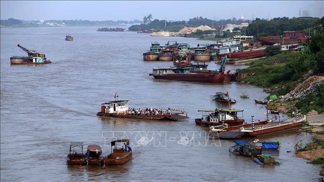 Hơn 30 năm qua, phà Đức Bác đã phục vụ hàng triệu người và phương tiện của 2 tỉnh Vĩnh Phúc và Phú Thọ qua sông Lô. Ảnh: Hoàng Hùng -TTXVN