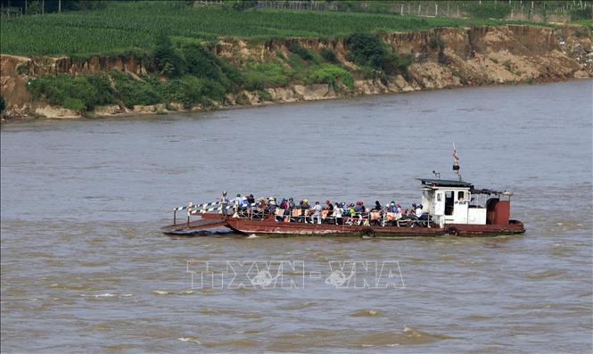 Hoạt động từ năm 1987, phà Đức Bác ngày đêm chuyên chở hàng triệu người và phương tiện qua sông Lô kết nối 2 tỉnh Vĩnh Phúc – Phú Thọ. Ảnh: Hoàng Hùng -TTXVN