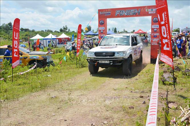 More than 80 domestic and international teams are taking part in a off-road car racing tournament in Buon Don district, the Central Highlands province of Dak Lak, which opens on August 13. VNA Photo: Hoài Thu